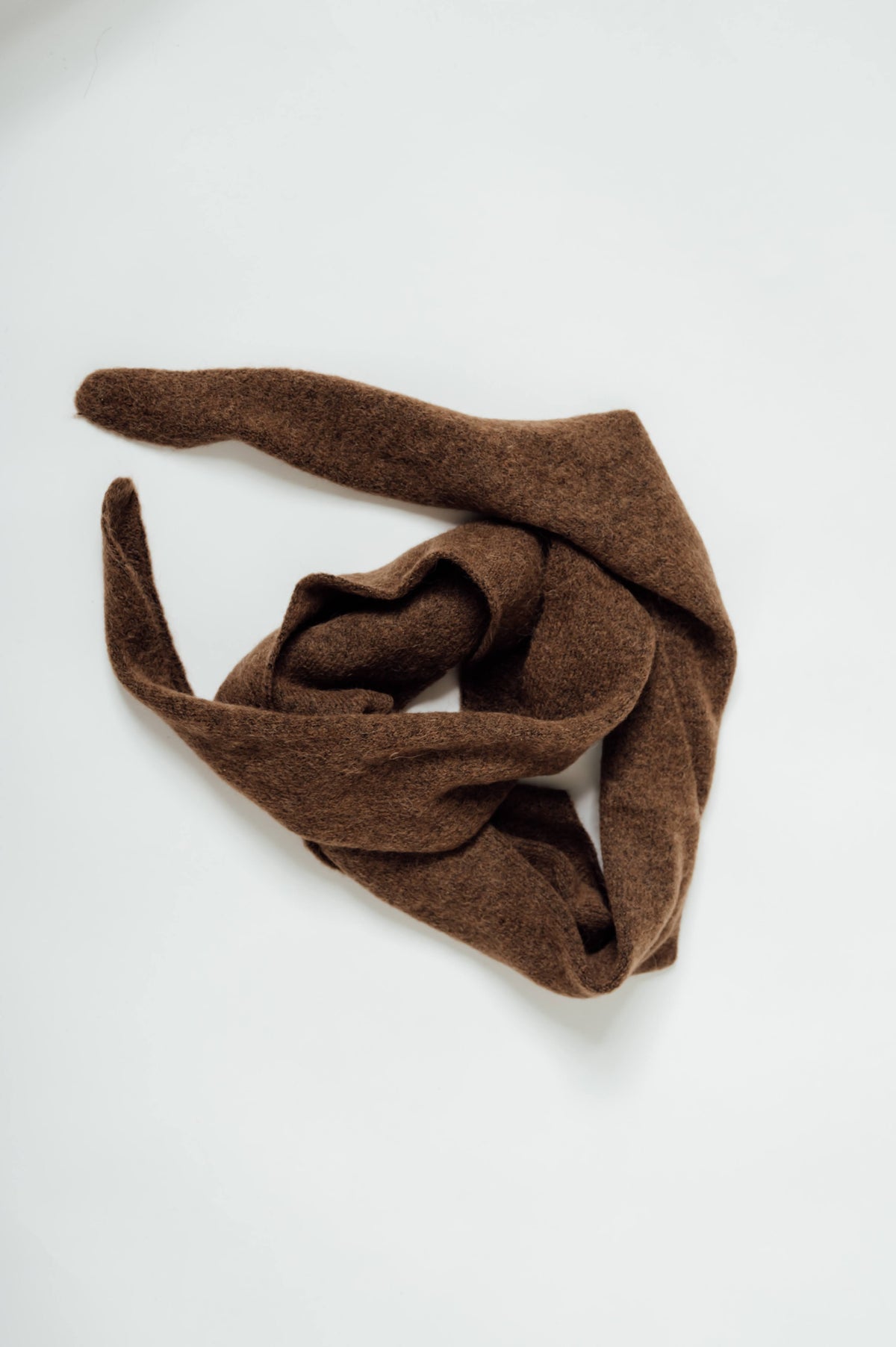 Knit-ted Tricja gebreide driehoekige sjaal bruin