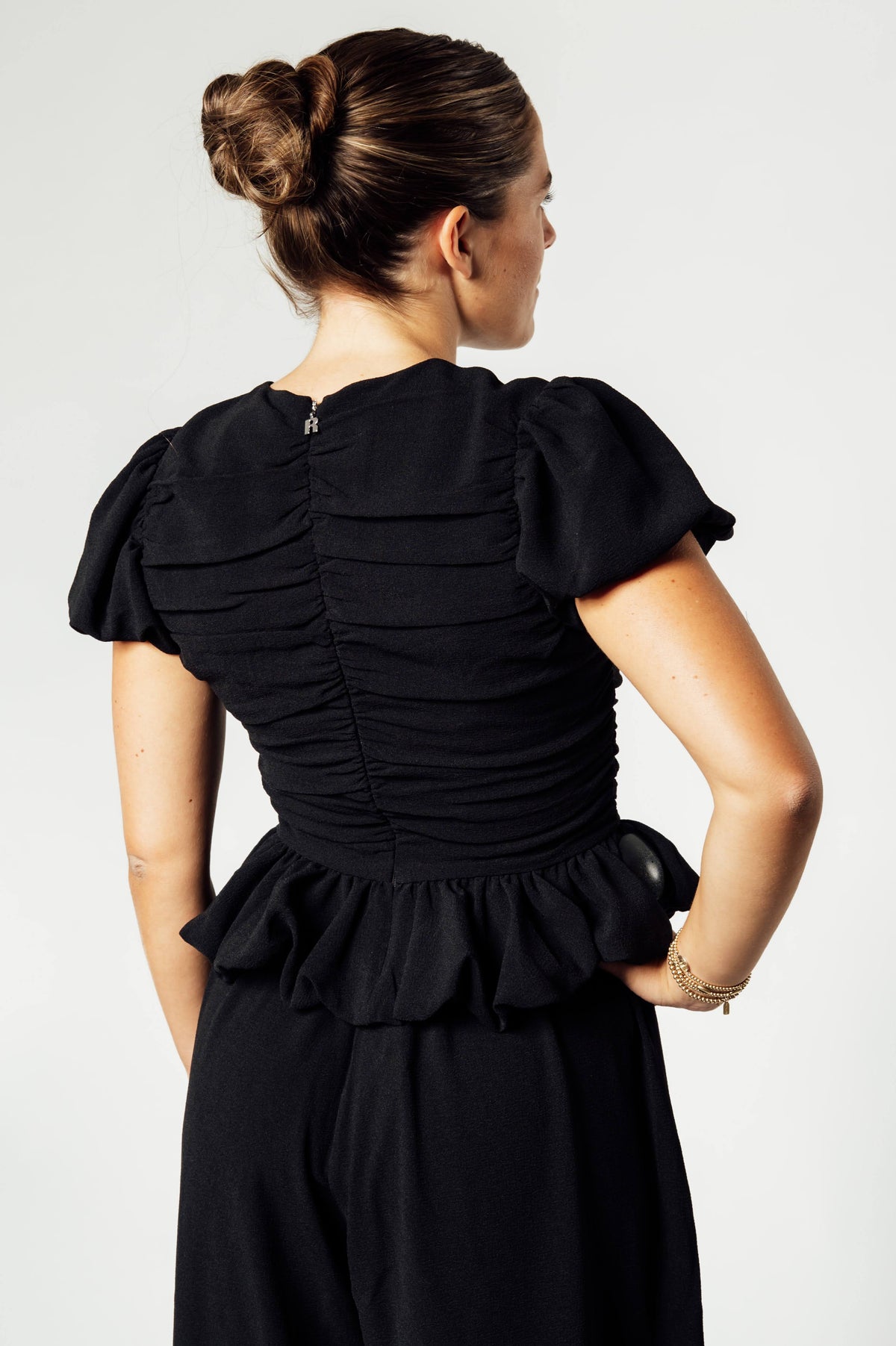 ROTATE zwarte ruched puff sleeve top