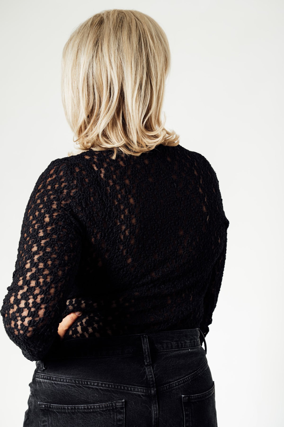 Knit-ted Lacey zwarte kanten top lange mouwen