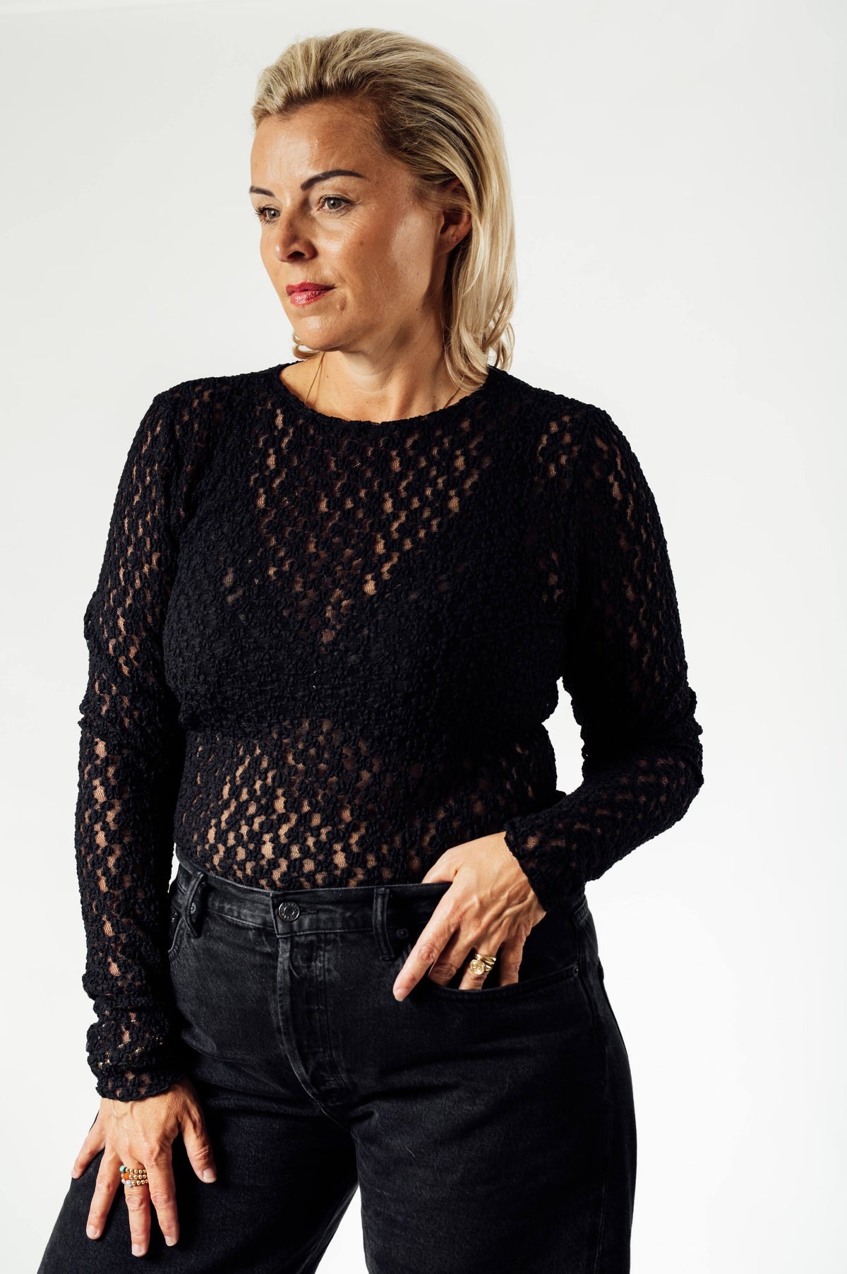 Knit-ted Lacey zwarte kanten top lange mouwen